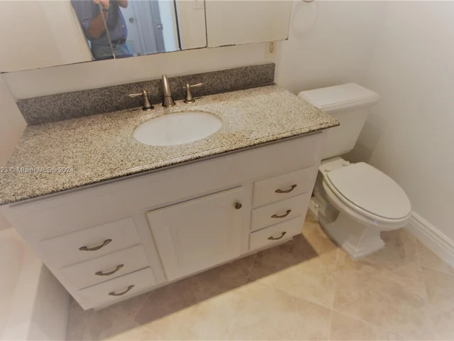 2321 NW 33rd St # 213, Oakland Park FL 33309