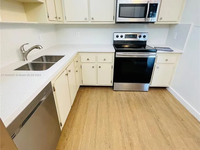 919 Hillcrest Dr # 302, Hollywood FL 33021