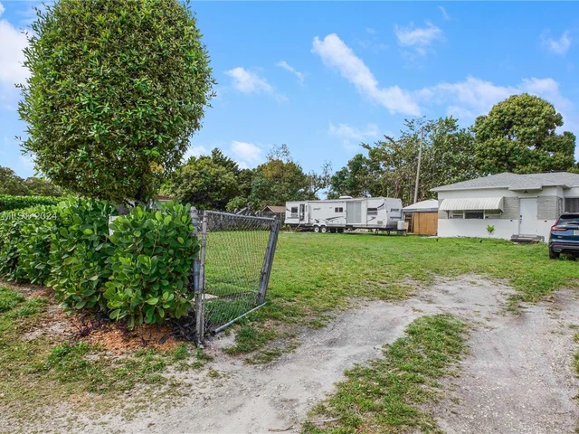 255 NE 161st St, Miami FL 33162