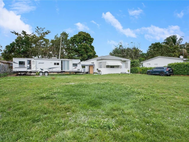 255 NE 161st St, Miami FL 33162