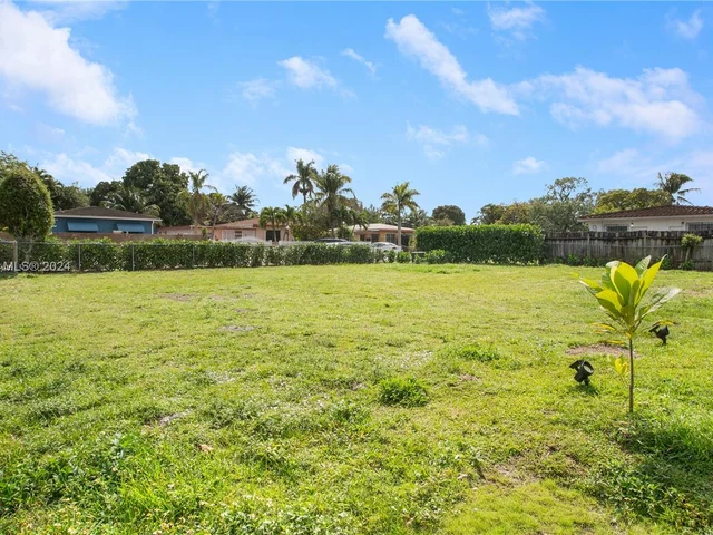 255 NE 161st St, Miami FL 33162