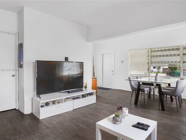 255 NE 161st St, Miami FL 33162