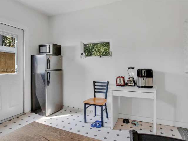 255 NE 161st St, Miami FL 33162