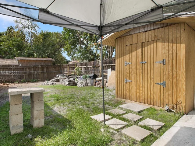 255 NE 161st St, Miami FL 33162