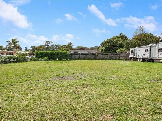 255 NE 161st St, Miami FL 33162