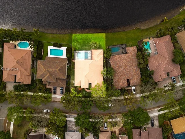 2943 Oakbrook Dr, Weston FL 33332