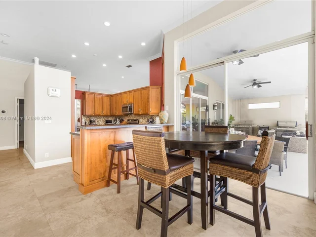 2943 Oakbrook Dr, Weston FL 33332