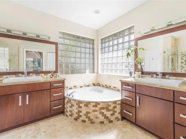 2943 Oakbrook Dr, Weston FL 33332