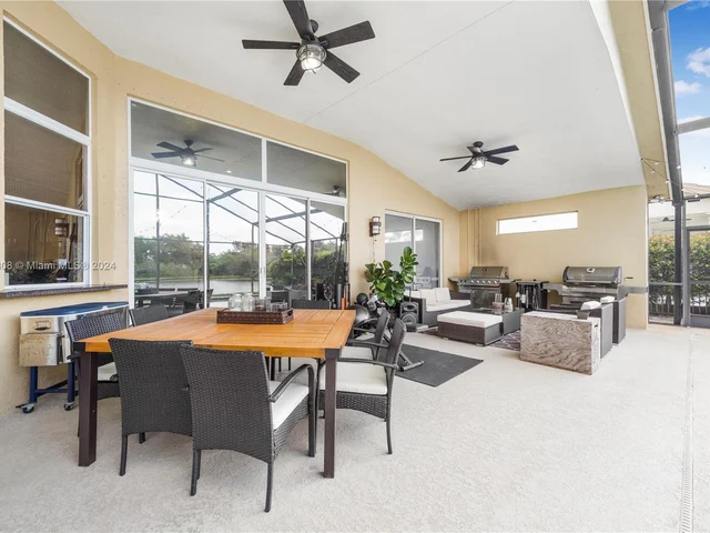 2943 Oakbrook Dr, Weston FL 33332