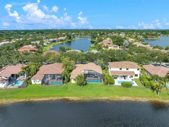 2943 Oakbrook Dr, Weston FL 33332