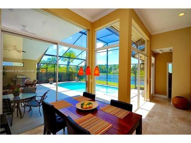 2943 Oakbrook Dr, Weston FL 33332