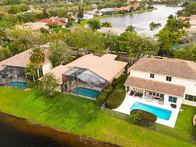 2943 Oakbrook Dr, Weston FL 33332