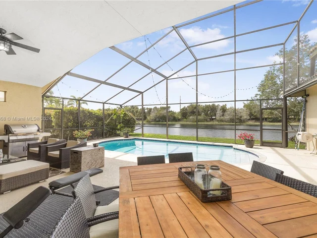 2943 Oakbrook Dr, Weston FL 33332