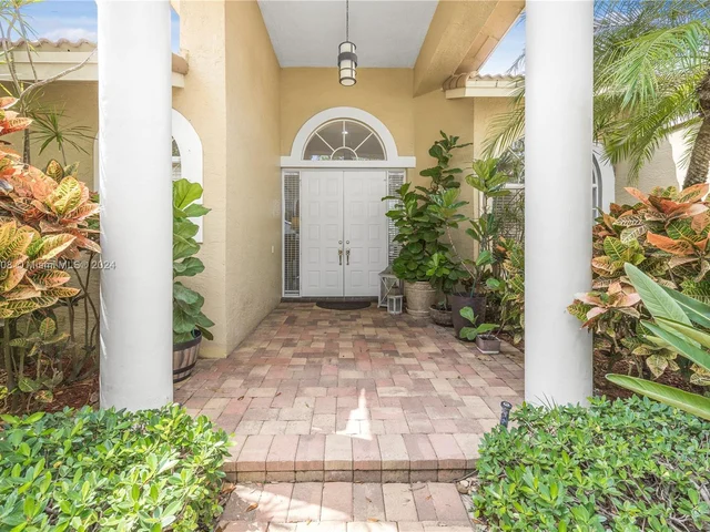 2943 Oakbrook Dr, Weston FL 33332