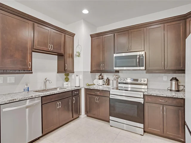 11548 SW 14th St, Pembroke Pines FL 33025