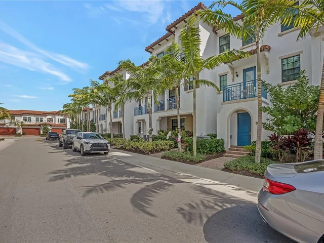 11548 SW 14th St, Pembroke Pines FL 33025