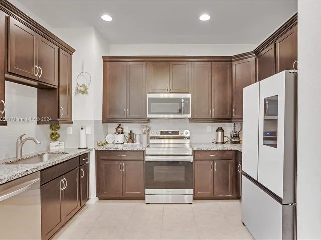 11548 SW 14th St, Pembroke Pines FL 33025