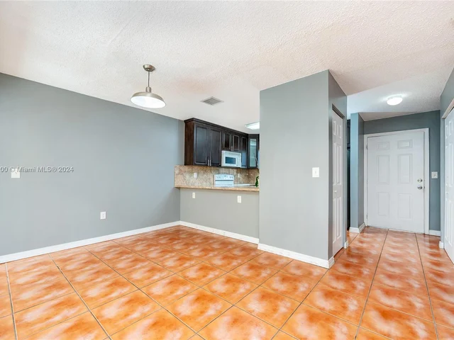 6235 Kendale Lakes Cir # 245, Miami FL 33183