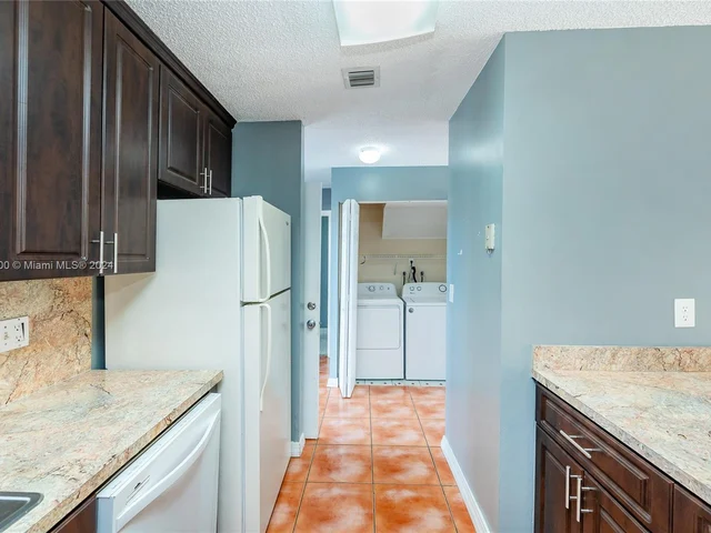 6235 Kendale Lakes Cir # 245, Miami FL 33183