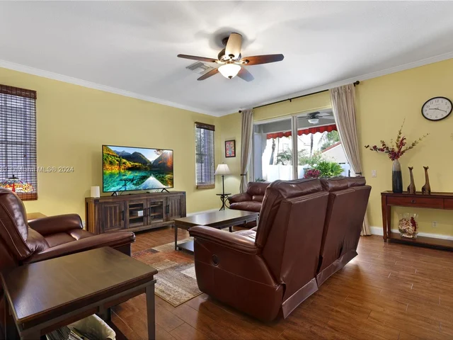 580 Carrington Dr, Weston FL 33326