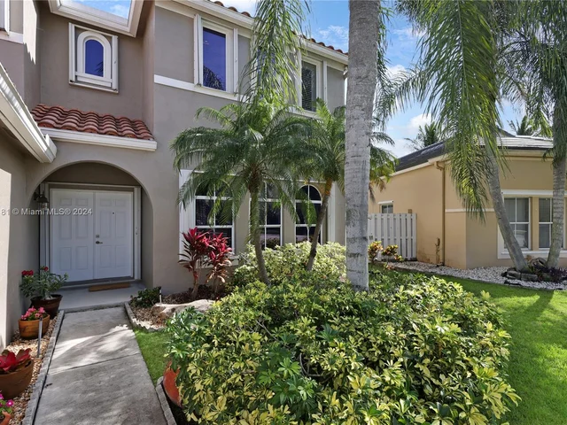 580 Carrington Dr, Weston FL 33326