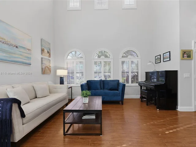 580 Carrington Dr, Weston FL 33326