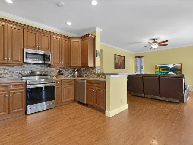 580 Carrington Dr, Weston FL 33326