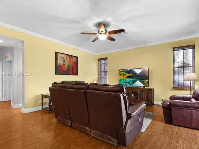 580 Carrington Dr, Weston FL 33326