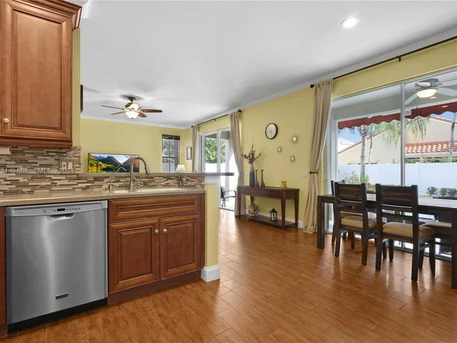 580 Carrington Dr, Weston FL 33326