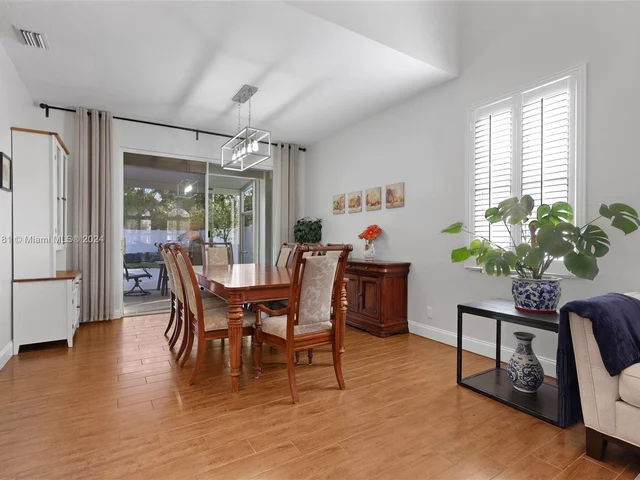 580 Carrington Dr, Weston FL 33326