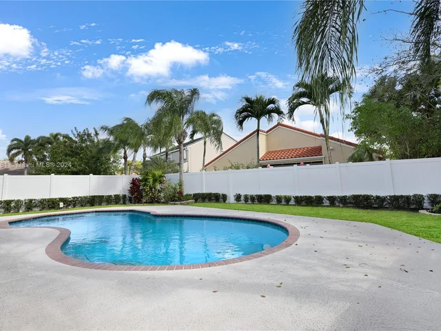 580 Carrington Dr, Weston FL 33326