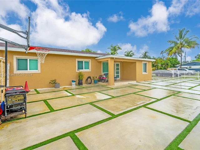 17180 NE 1st Ave, North Miami Beach FL 33162