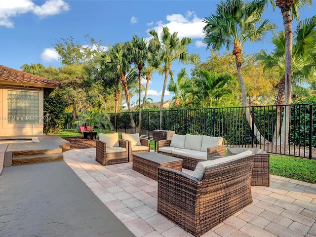 6516 NW 99th Ln, Parkland FL 33076