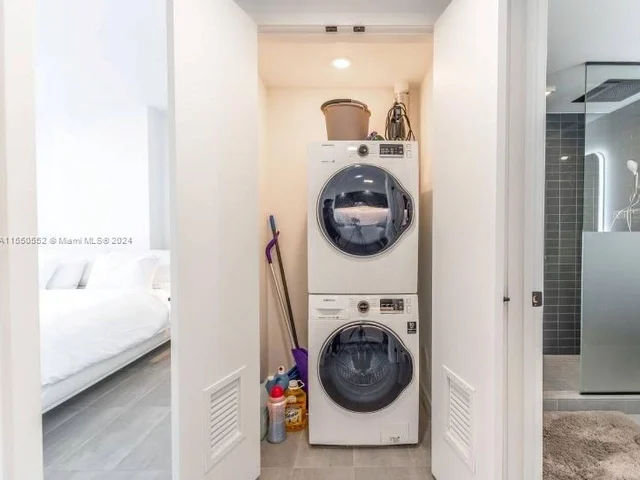 227 NE 2nd St # 1503, Miami FL 33132