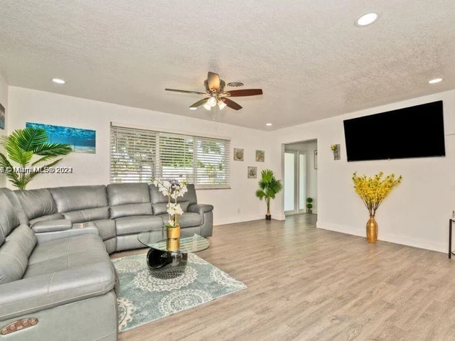 5510 Pierce St, Hollywood FL 33021