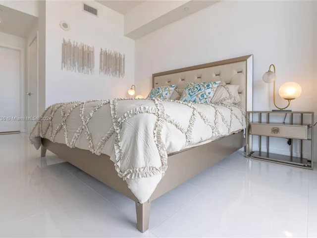 851 NE 1st Ave # 4008, Miami FL 33132