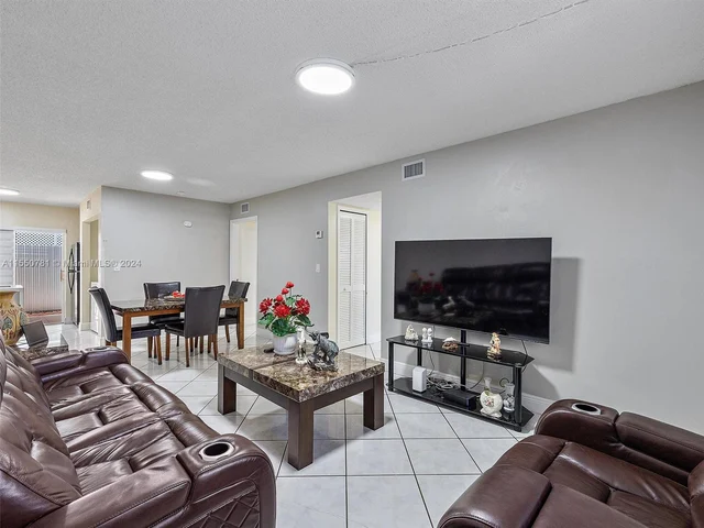 2505 W 76th St # 109, Hialeah FL 33016