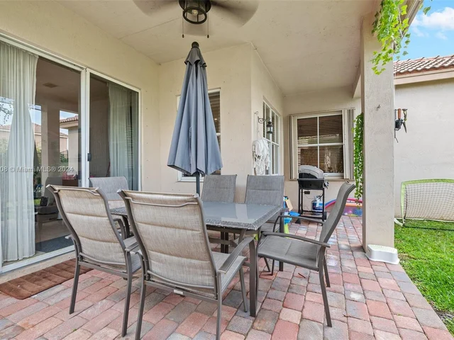 1737 Aspen Ln, Weston FL 33327