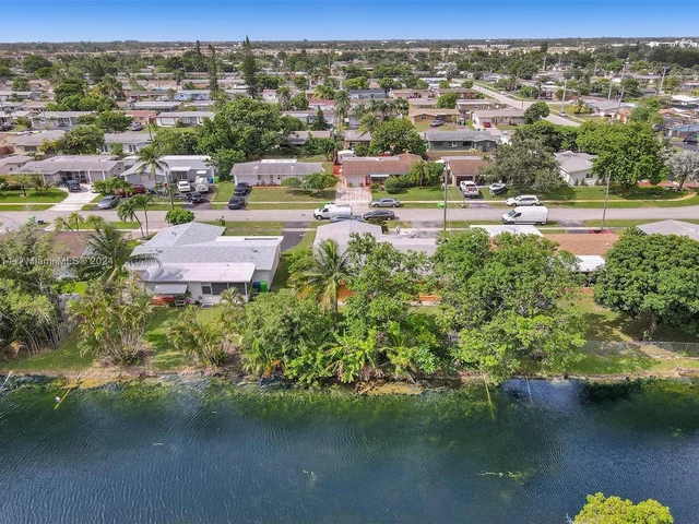 8520 NW 24th Pl, Sunrise FL 33322