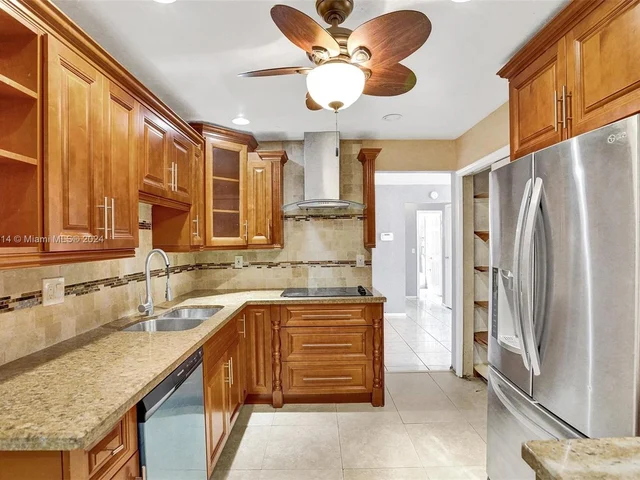 8520 NW 24th Pl, Sunrise FL 33322