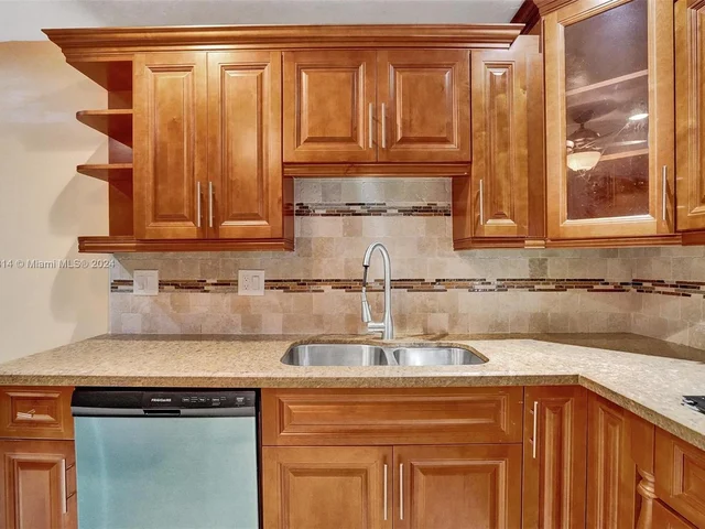 8520 NW 24th Pl, Sunrise FL 33322