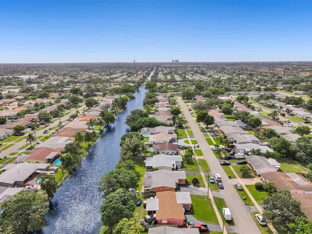 8520 NW 24th Pl, Sunrise FL 33322