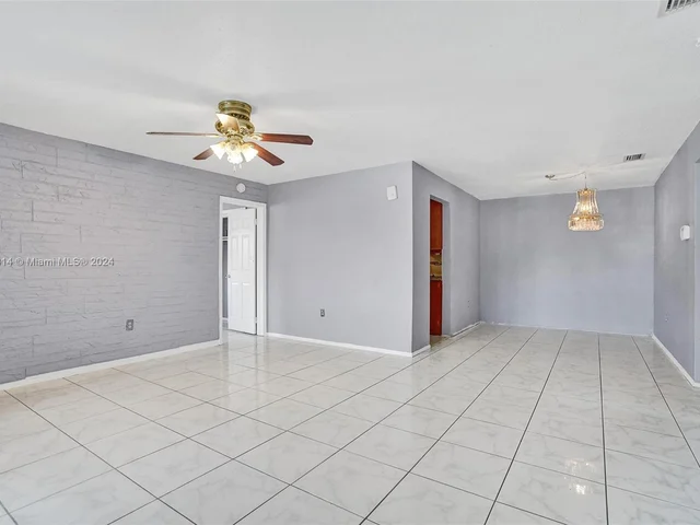 8520 NW 24th Pl, Sunrise FL 33322