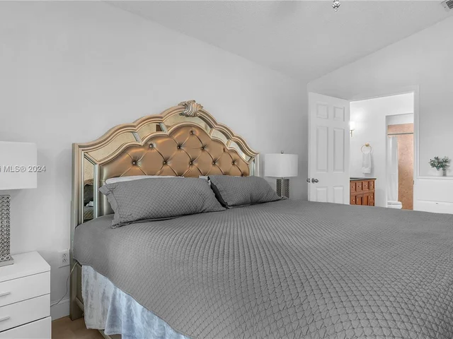 2048 NW 164th Ave, Pembroke Pines FL 33028