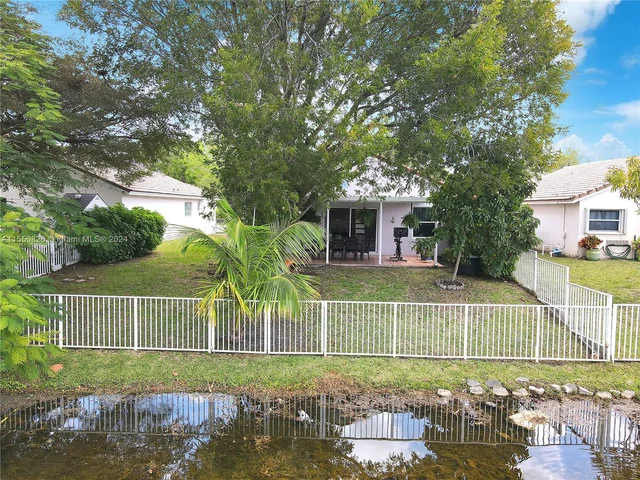 2048 NW 164th Ave, Pembroke Pines FL 33028