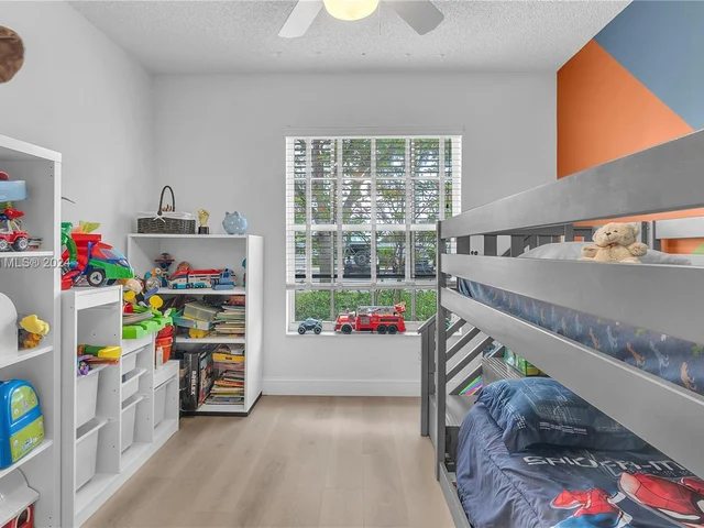 2048 NW 164th Ave, Pembroke Pines FL 33028