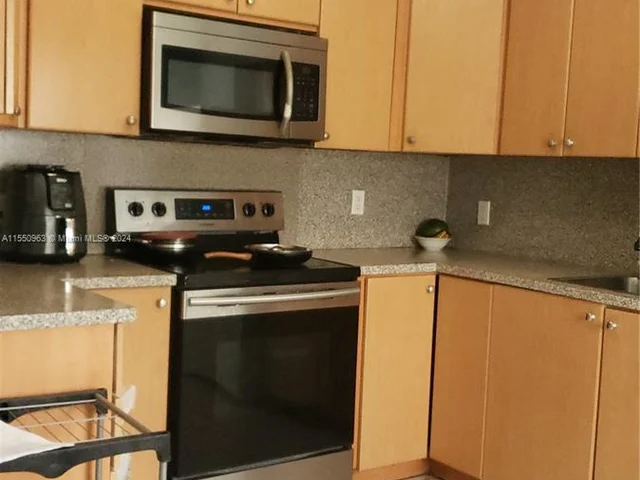 2422 NW 87th St, Miami FL 33147