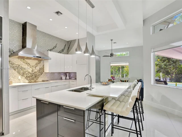 865 Bayside Ln, Weston FL 33326