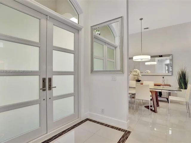 865 Bayside Ln, Weston FL 33326