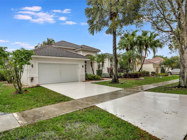 865 Bayside Ln, Weston FL 33326